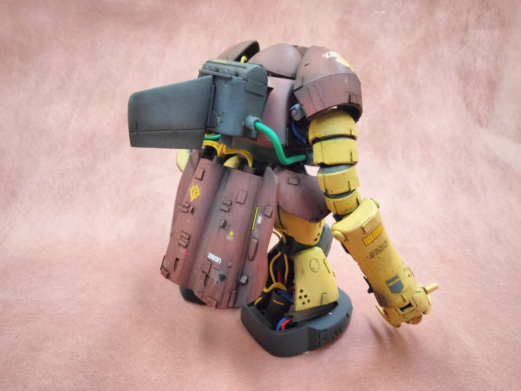 バックパックは何かエンジン的なものと考えロングスカートのバーニアとメガ粒子砲に繋がる配線を配置。