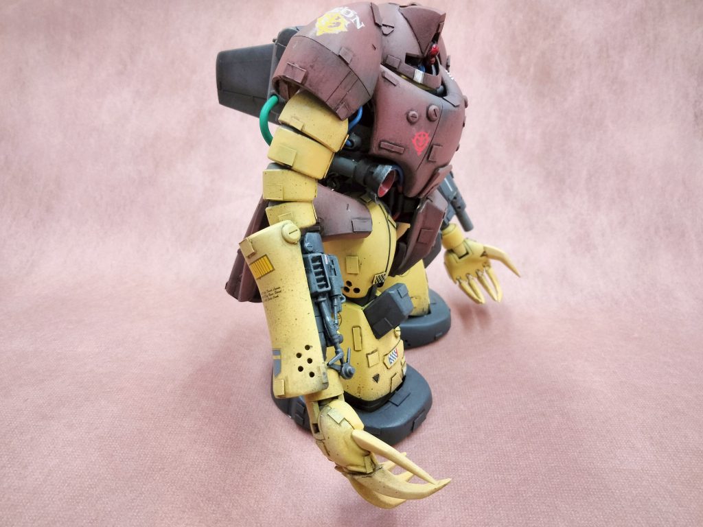 腕は新造パーツで長くして異形感を出してみました。ポリパテ、マイクロブロック、ジャンクパーツの寄せ集めです。