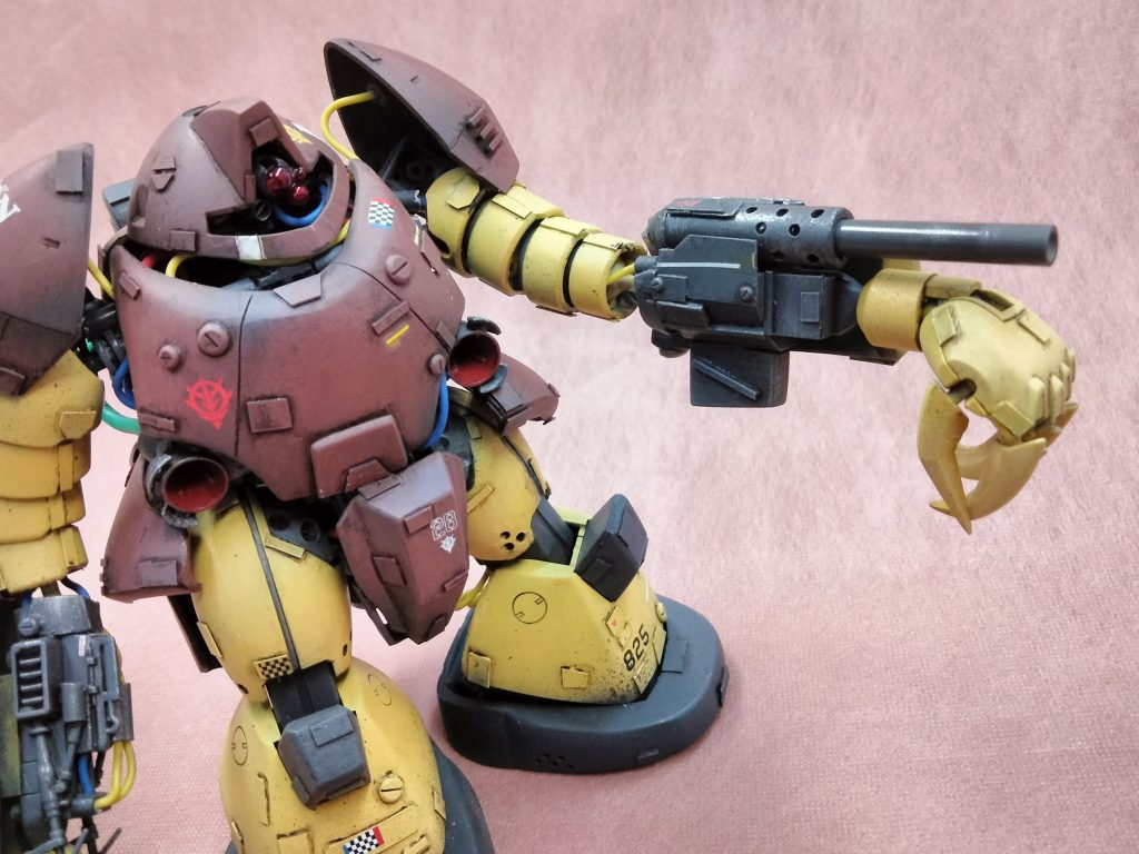 左腕に大口径の火器が付いてます。一応バレルが伸びるのですが短いままのほうがカッコイイような・・・そしてこのマガジンはゴッグの指では交換出来ないのでは・・?!