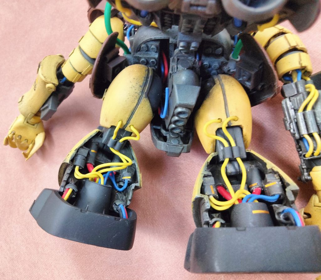 脚の裏側の装甲をカットして可動域を増やしました。中身は適当にごちゃごちゃしてますこれで膝立ちもできるようになりました。防御力はゼロです❗