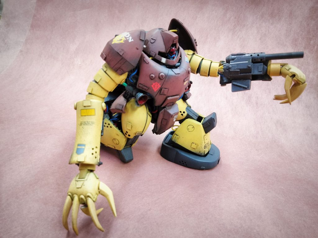 下半身がほぼ可動しないHGのゴッグですが膝立ちできます。