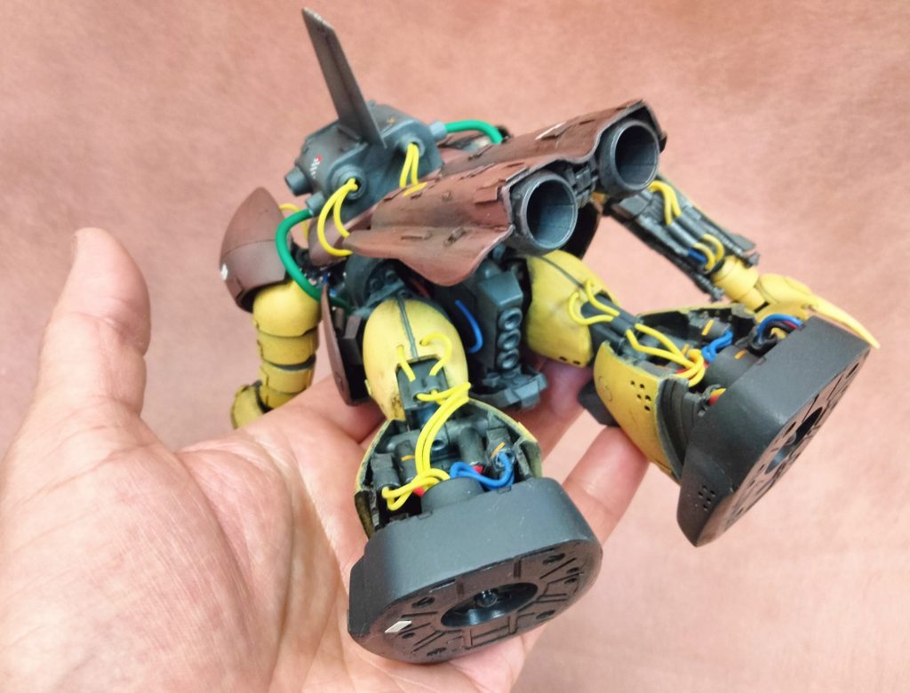 むき出しの脚裏を守るためにロングスカートを追加、ついでにバックパックのバーニアもコチラにつけました。(本当は後姿がブリーフを履いているようにしか見えなかったので、おしりのパーツをサイドアーマーに改造してロングスカートを新造しました。)