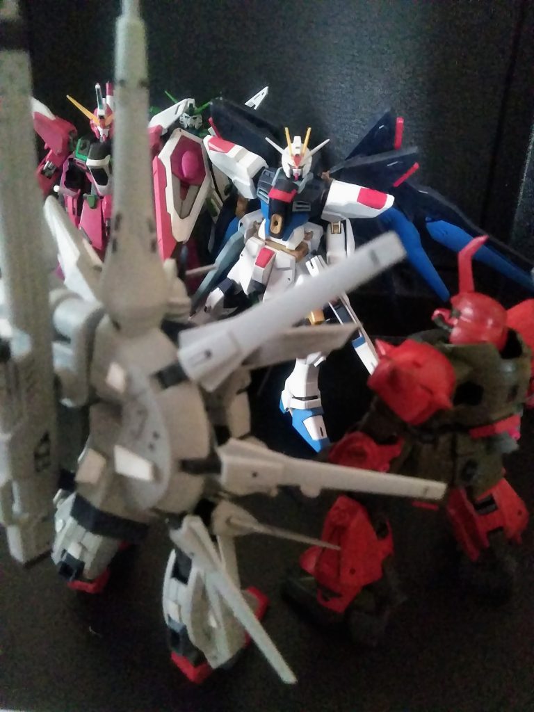 再度『キラとアスラン』が『シン』を庇い割って入ります😆                   その二人の後を追って来た『レイ』は『議長』のモトへ😥