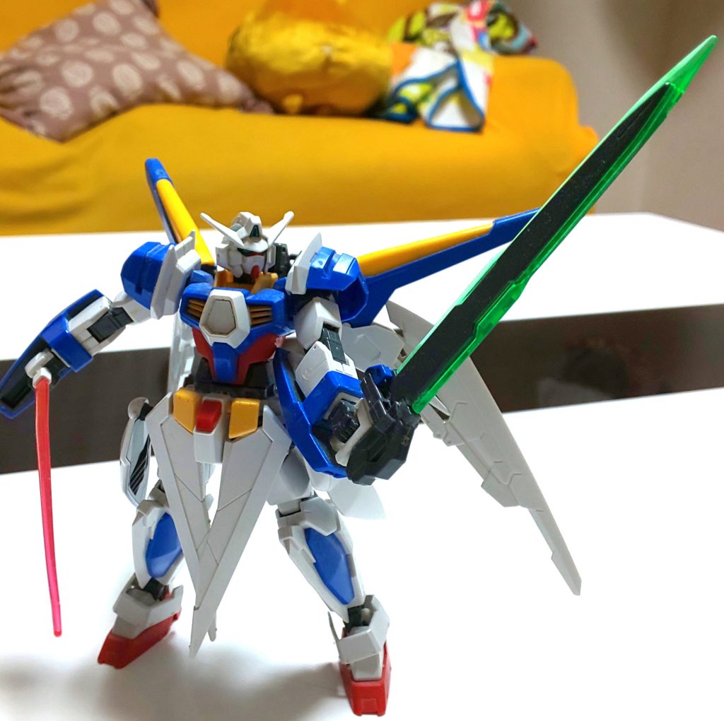 最後はこれ!腰にある専用ソードです。攻撃力だけならビームサーベルより高いっていう専用でまたまた中二設定を盛り込み、自身の機体を動かしている粒子やエフェクトなどを形成している周囲のプラフスキー粒子等などの粒子を吸収し、巨大な斬撃を出す!みたいな設定があります。