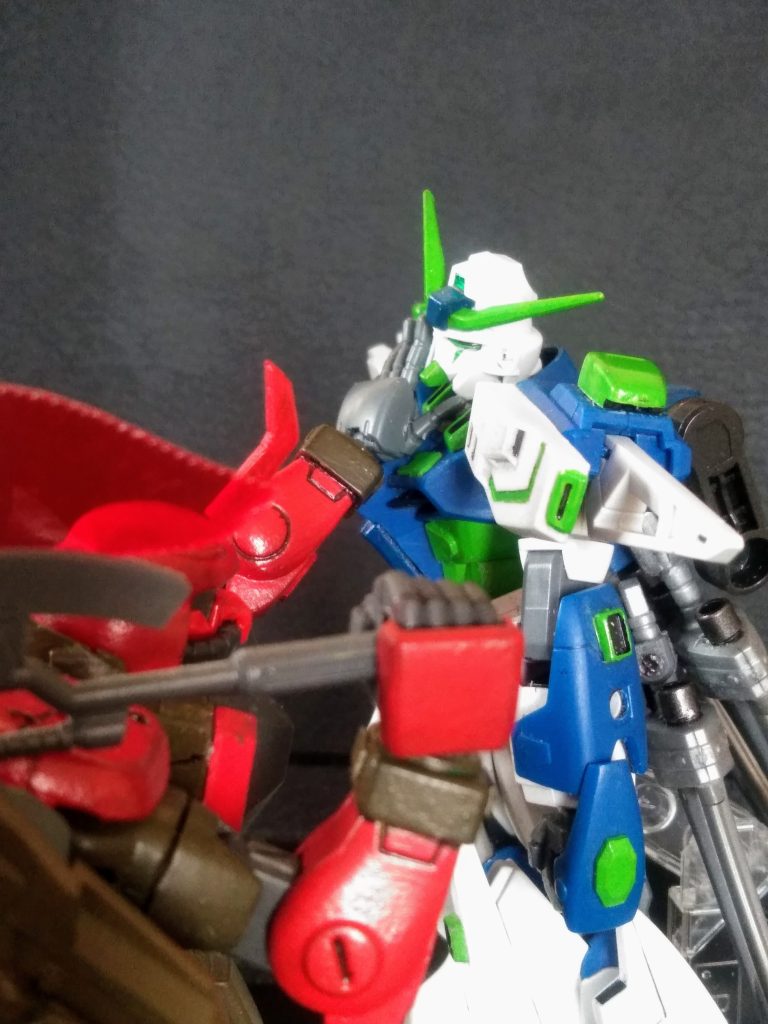 闘う気力が尽きた『シン』           トドメを差そうと『議長』が身構えた❗                      その時、格納庫の隔壁を破壊して飛び込んでくる 3 体のMS達の姿がありました❗🤔