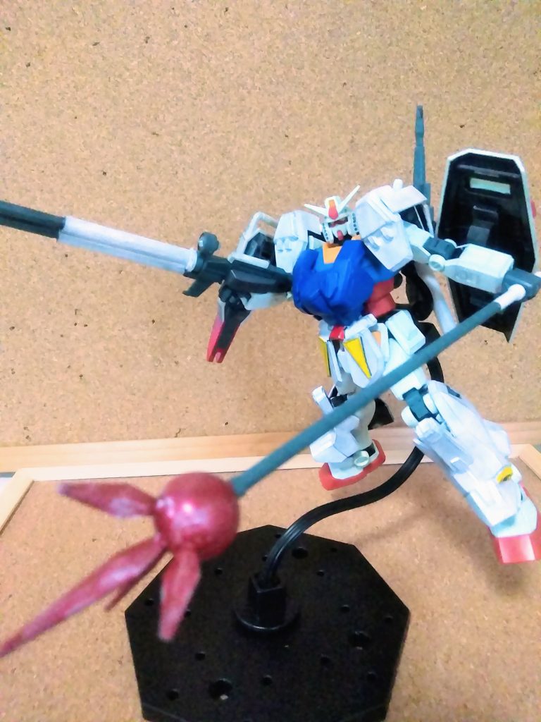 そんな訳でドッカへ飛んで逝ってしまった『ハンマー』は諦めて　　　　　　　　　　　　　　『ビーム  ジャベリン』抜刀です❗😁　　　　　　　　　何時もの事ですが『ジャベリン』を　　　　　　　　　抜刀と表現しても良いのかは知りません😤　　　　　　此方も『不思議 武器』だと悩んだモノです😣｢何でサーベルの柄がアンナに伸びるの？｣　　　　　　　｢どうしてビームが玉とトゲに？｣　　　　　　　　　　　｢ジャベリン？とは投げ槍の事じゃ？｣　　　　　　　　　しかし、現在の『UP主』ならば迷いません❗『カッコいいから❗😤』この一言で事足ります💕