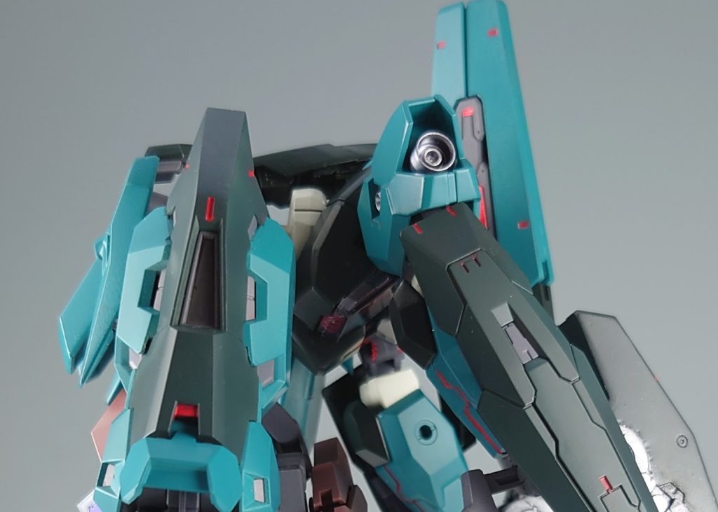 合体時は腹部を引き出して、折り返すような形で変形しています。HGラファエルガンダムでも豪快な差し替えなのでちょっとだけマシな変形にはしました。