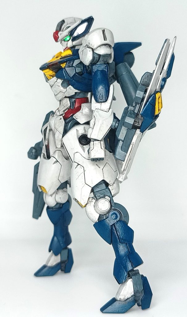 パイロットであるエリクト・マーキュリーの身体は、株式会社ガンダムが試作したGUND型全身義体である。これまでに蓄積されたGUND型義体技術の総決算として制作されたが、人間の脳を収めるのは人道的に不可能であった為、その”代理”としてエリクト(ホッツさん)を頭部に”搭乗”させる事で義体を制御している。