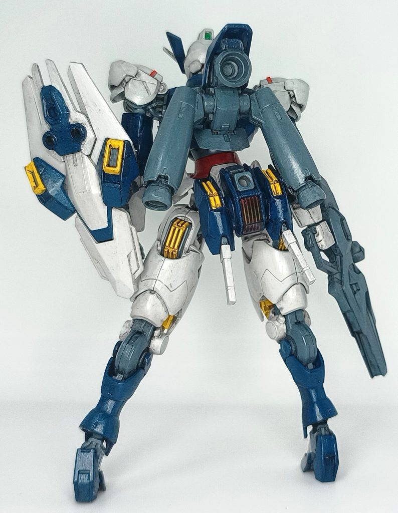 本義体の体格は社長であるミオリネ・レンブランの学生時代のデータを元にしているが、これは彼女のお下がりの制服を着用する為である。(エリクト曰く”若干”配慮している、との事)そして首から下を黒いインナーを着用して関節の継ぎ目を隠す事で、外見は普通の生徒と変わらない状態で学園生活を行う事が可能になった。これはマーキュリー母妹の願いでもあったのだ。