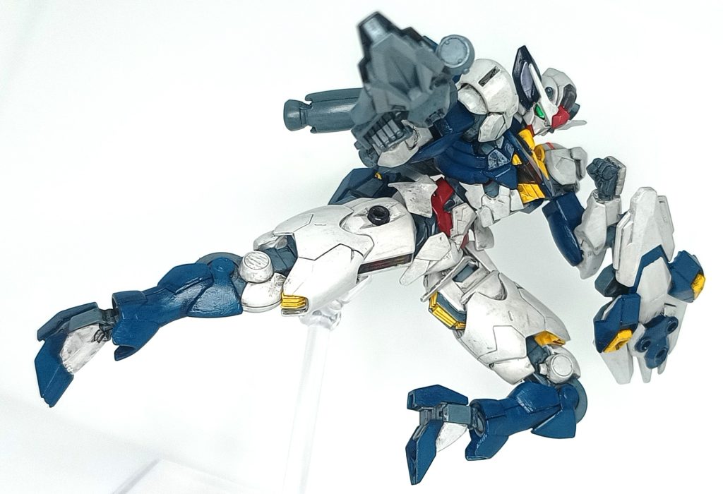 エスカッシャンと名付けられているが、中身はジェターク社製のドローンだ。だからあまり使いたがらないのかと本人に聞いてみたが、神妙な顔で「…いや、”使える”んだよ、流石ジェダークの坊っちゃんだね…でもさ、”反射的に”コックピットを狙いそうになるんだ…」と返された(ニカの日記より)