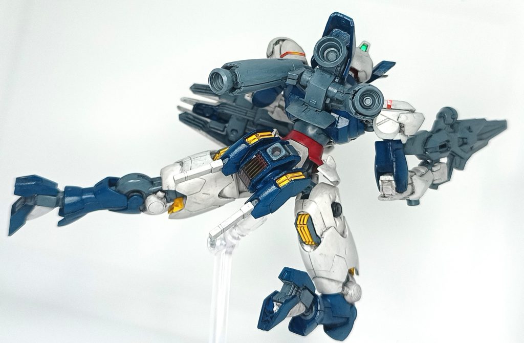 ”あっち”と比較するのは酷だけども、この機体の評価出来る点は機動性だ。べギルペンテの改修型に加えて”忠実に再現した”あのバックパックも追加してくれたから、機動性に関しては”あっち”より上だと思う。ただその…一部が”電飾”なのはちょっと…そこまでしなくても良かったんじゃ?(エリクトの記録より)