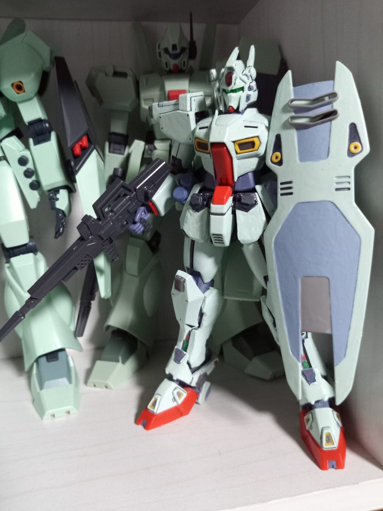 ハードポイントは腕部脚部は無しで低コスト化を図りつつ胴体は残して最低限の拡張性を持たせてる脳内設定 この頃にはアナハイムもF90から欲しいデータはもう無いでしょうしGキャノンやヘビーガンとの互換性(修理等の)を持たせた雰囲気は出せたかなと個人的には思ってます。連邦上層部の意向によりF70→Gキャノンとサナリィからアナハイム社製になった繋がりがあるので逆にそれを逆手にとりアナハイム社製のパーツを使うことで更にコストカットしてる設定で。