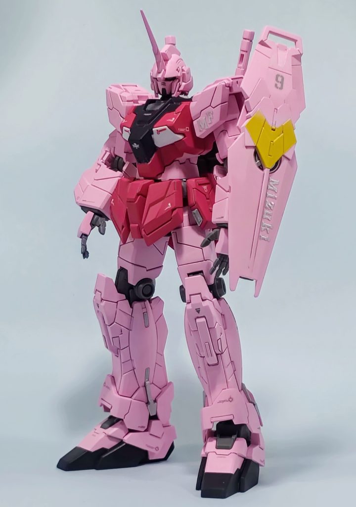 ここからオタ話しになるので、スルーする方は、スルーして下さい。11月29日にモーニング娘。’23を卒業する、譜久村聖ちゃんの卒業記念作品です。過去にギャンにて、聖バージョンを制作してるのですが、やはりガンダムで制作すべく、ふくちゃんが、幻獣のユニコーンとかが好きなので、ユニコーンガンダムをセレクトし、よりガンダムぽくするため、頭部とサーベルラックを変更しました。カラーリングは、ふくちゃんのメンバーカラーの恋ぴんく(濃いピンク)が、自分の中で、ザクウォーリアのライブコンサートバージョンのイメージがあったため、このカラーリングになりました。