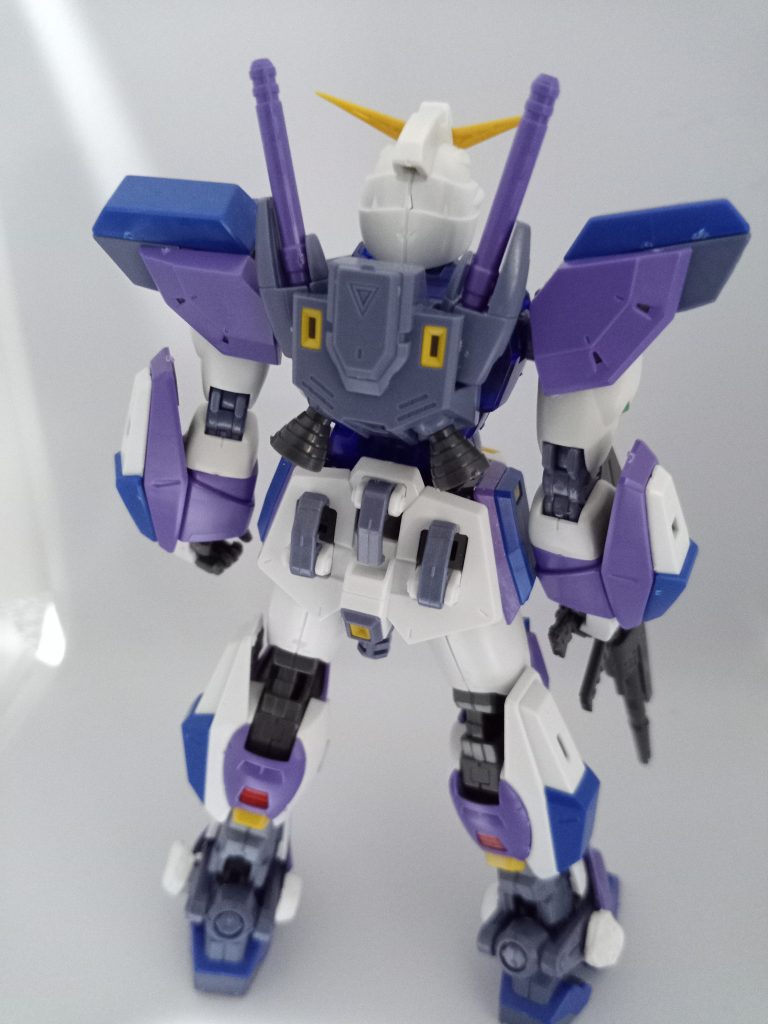 リアルな話をすれば火星ジオンF90とF90IIの余剰パーツを見て勿体ないと思いパーツ通販から1機組むためにその時買えるパーツで購入したのでこんな配色です（笑）脳内設定ではサナリィ側の判断で火星に向かわせていたが結局デフ・スタリオンの活躍により1号機は中破ながら帰還。2号機は無事破壊。そのため2号機の残骸回収に使われたあとでF90の修理パーツ、2号機を90IIに改修するための部品取りとして解体された設定。