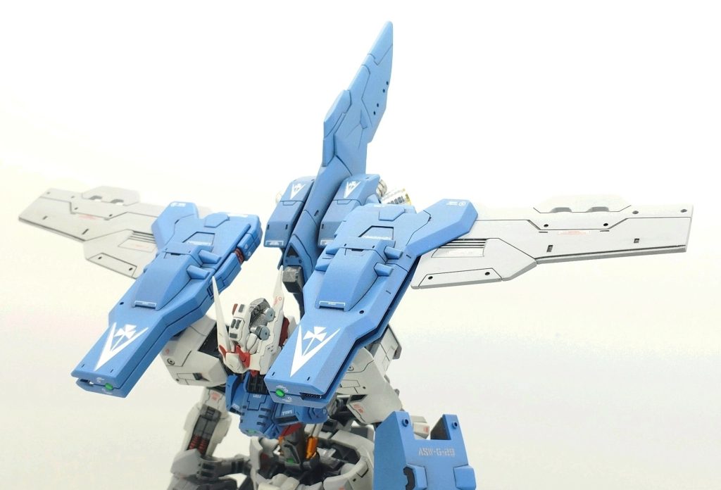 スラスター見えにくいですがノズル部分もメタルパーツを使用しています展開したときにウォーレン家の家紋が目立つようにデカールを貼りました 