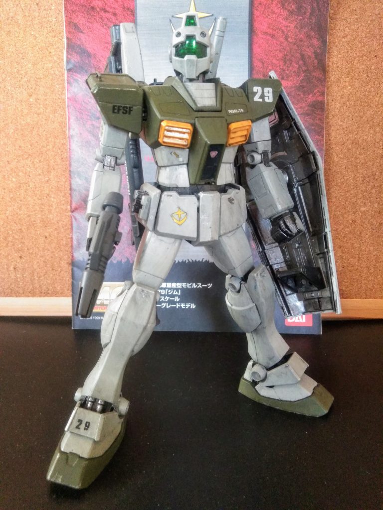 以前投稿の｢ガンキャノン｣で味を占めてしまい、調子にのって｢本棚の守護神であった ジム ver,1.0｣をリビルドしてみました😋 (いや！懲りんヤツ！👹)　　　　　　　　　　　　　　　　　　　　　　　この子の発売は 1999 年発売となっております🤔                                                                           と、云うことは 24歳かぁ・・・｢時間の流れ｣が速すぎる・・・😭