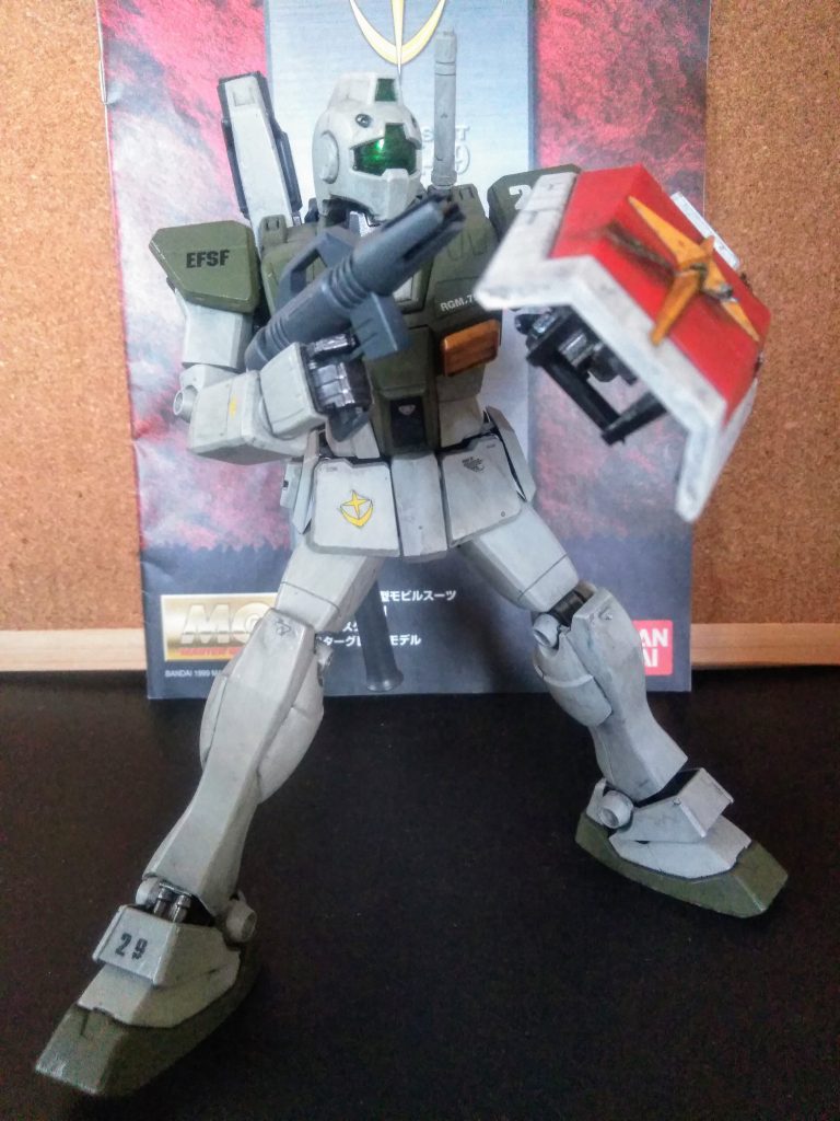 特にモチーフとかは無いのですが、何時も通りに｢蛇足作業｣を実行です😤　　　　　　　　　　　　　　　生身のジオン兵を追っかけ廻す訳ですから｢地上で活動｣と云うことで｢カーキー色｣😊　　　　　　　　　　　　　　　　　　　逃げ廻るジオン兵を追っかけるのが仕事なので｢身軽な武装｣ となります🤗　　　　　　　　　　　　　　　　　　　　　　　でも万が一｢巨大な建造物等に潜伏された｣場合に備えて｢ハイパー バズーカ｣を携帯です😁