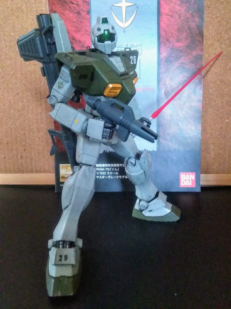 このキットは｢最初のMG ガンダム｣のリデコ商品となります🧐　　　　　　　　　　　　　　　　　　その為｢ジム｣のクセにスタイル抜群😆 　         滅茶苦茶イケメンだったりします🤔　　　　　　　　　　う～んカッコいいけど｢コレジャナイ感｣が半端ない😭