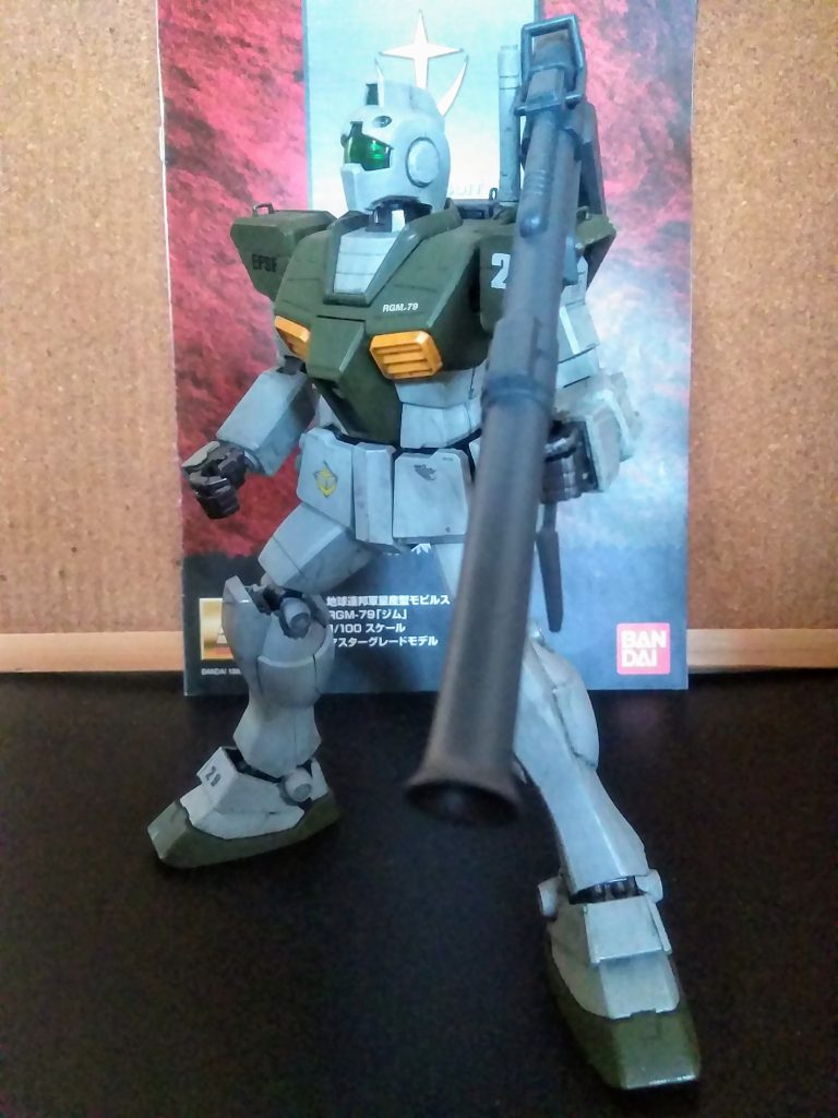 ｢ハイパー バズーカ｣が付属しているのですが、背中に縦方向でマウント出来る様になっております😋                                                      この位置に｢UP主｣は｢理想的だなぁ｣と考えたりします🧐              　　　　　　　　　　　    従来の腰に横抱きって移動時等に引っ掛かったりしないのかしら❓🤔　　　                           ｢バズーカ弾頭｣は作戦用途によって｢トリモチ弾、ネット弾、散弾｣などと入れ替え可能と云うことにでもしておいて下さい😍　　　　　　因みに｢コア・ファイター｣が入っていた処は新規パーツの｢エンジンブロック的｣なモノが収まっております🤗　　　　　　　　　　　　　　　　なので安定性が悪い😭　　　　　　　　　　