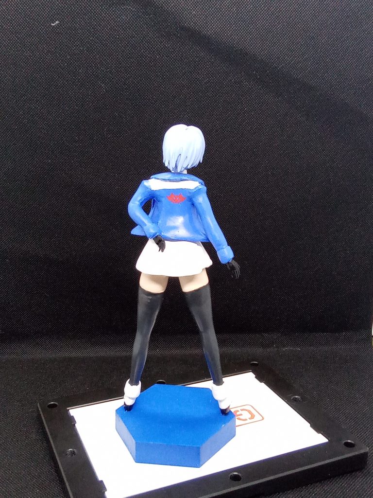 背中は資料が見当たらず　たぶんこんな感じのホワイトデカールはちょっとワンポイントにペタッと