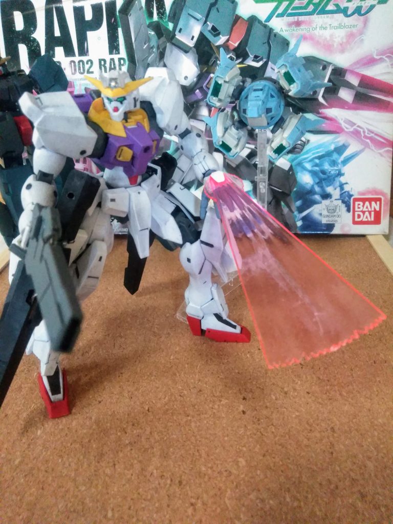 ビームサーベルが付属してないし、何処に在るかも判らないので　　　　　　　　　　　　　｢ガ系のガラッゾ｣の真似で｢ビームクロー｣の様なモノを展開😁　　　　　　　　　　　　　　　　背中から｢プトレマイオス｣を分離😲　　　　　　　　｢マザー ビット｣の様な運用を謀ります🤔