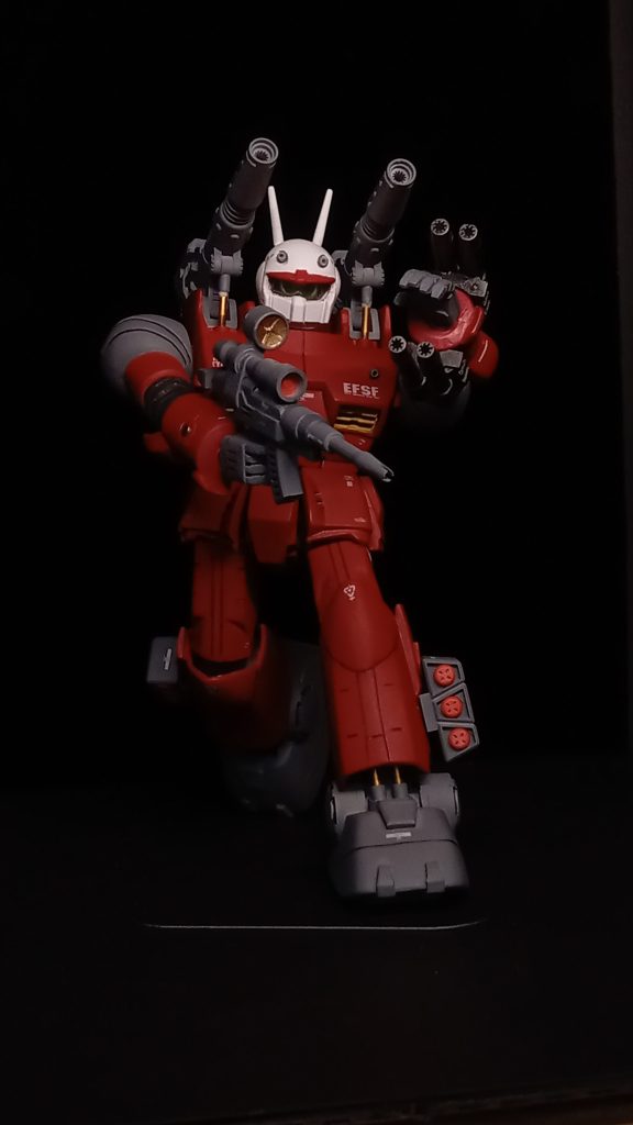 旧キットは関節が殆ど動かないので、そこを動くようにし、シリンダーなどの追加、メインのキャノンもキットの物は小さいのでスクラッチしました。メインカメラのスクリーンは塗装ではちょっとと思い、くりぬいて薄い透明プラスチックを貼り付け、奥にラピーテープを貼り付けました。