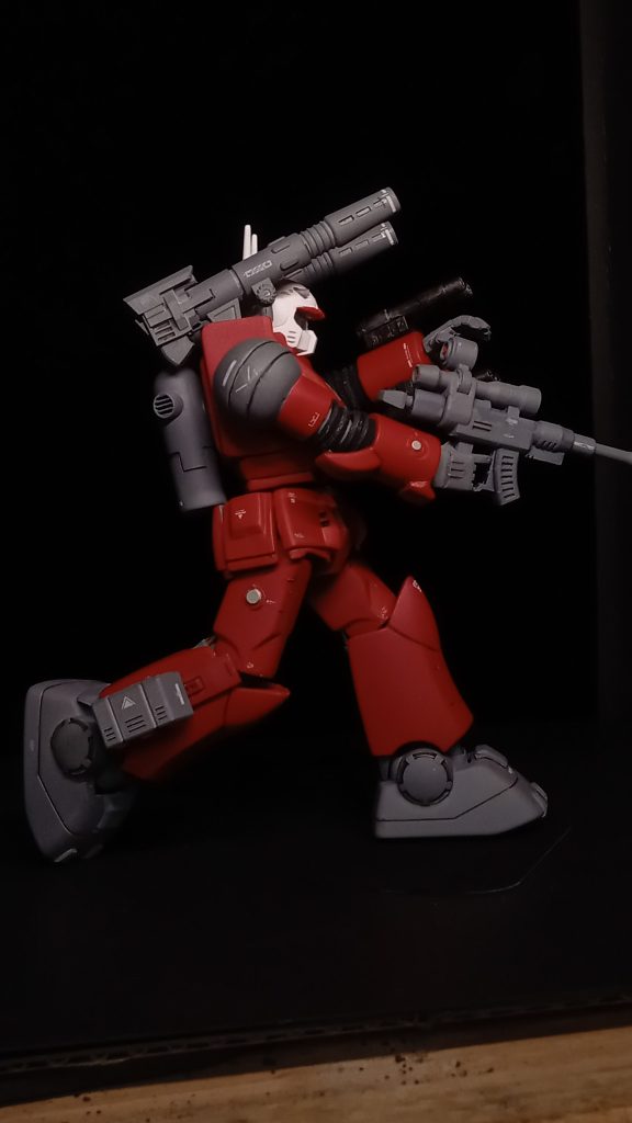 膝関節にシリンダーを入れたので膝立ちまでは出来なくなったのですが、2重関節にしたので、そこそこの可動ができます。肘関節も2重関節ですが、外装は、それっぽく見えるように蛇腹っぽい外装を作りました。ガンキャノンは重武装としたいので、両手両足に計8か所にマグネットによるハードポイントを取付けました。写真では両手に小型ダブルバレルキャノン、両足に3連ミサイルポッド取り付けました。 