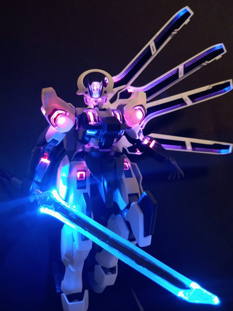 肩の光漏れは御愛嬌…ブレードはお湯丸で、型取りしてレジンで刀身と剣先を作り、刃の部分に光ファイバーを貼り付けました(ボコボコ、ムラムラ…筆塗りの塗装は難しいです…)