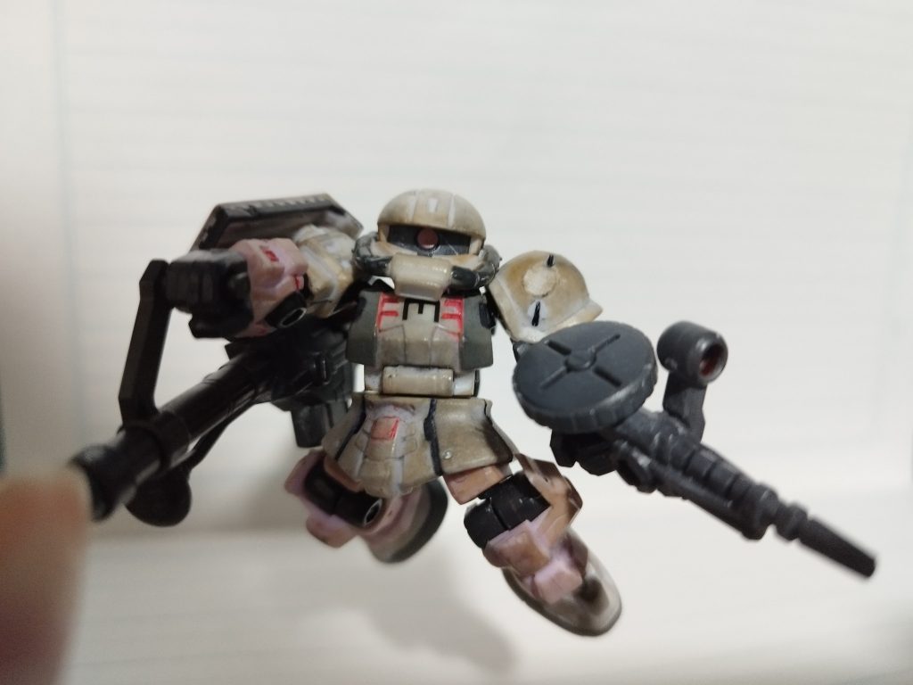 サンボルみたいなザクマシンガン持ち。手足はキュリオスのやつを流用。キュリオス流用の足は切って削りましたꉂꉂ(ˊᗜˋ*)