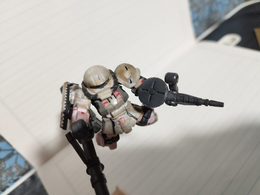 戦闘準備。コックピットは部隊マーク的な感じでω(なんて言うんだこれ)的なマークを貼り付けました。