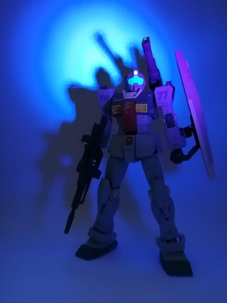 頭部カメラ・バイザー・武器のスコープ等は蛍光カラーで塗装しているので、UVライトで発光します。最後まで見ていただき、ありがとうございます😸