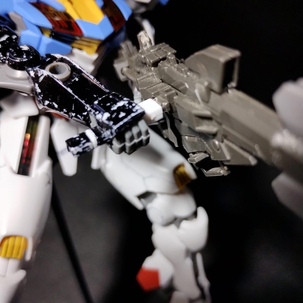 ガンビットはあの後弓状に見えるようにセットすることにしました。また、前回は明言していませんでしたが、ビームマグナムにはビームサーベルの柄を刺してエネルギー切れを抑えている、という設定があります。