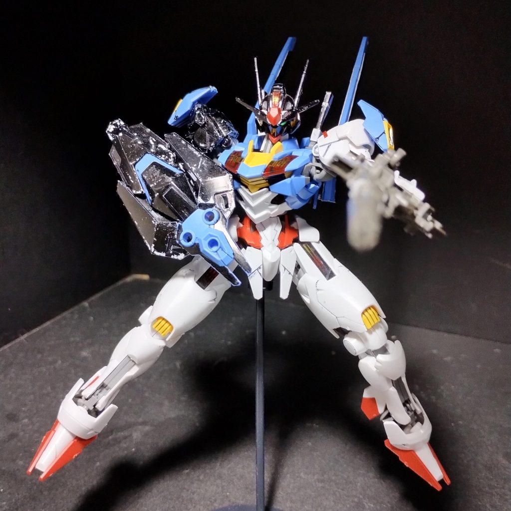 ガンビットは合体してシールドに、、、ではなく、戦闘機状の、名付けて「ビットファイター」になります。また背中にもマウントして、ブースターの補助もできます。シールドはときたまエピオンのシールドを使用しますが、ガンビットを使用したシールドを基本使用します。