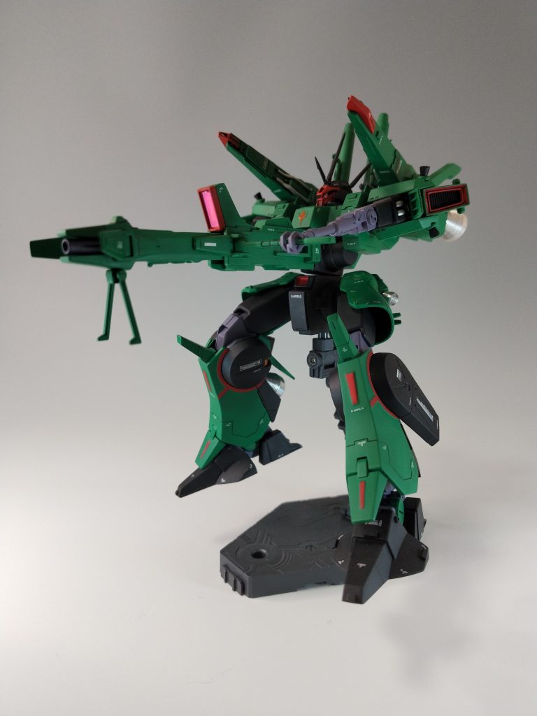 ビームランチャー+背中のビームキャノンを展開。腕は、ラカン機のみサブアームがあり。ランチャーを構えられる様、軸を延長しています。…しかし、武器が多いな、この機体。
