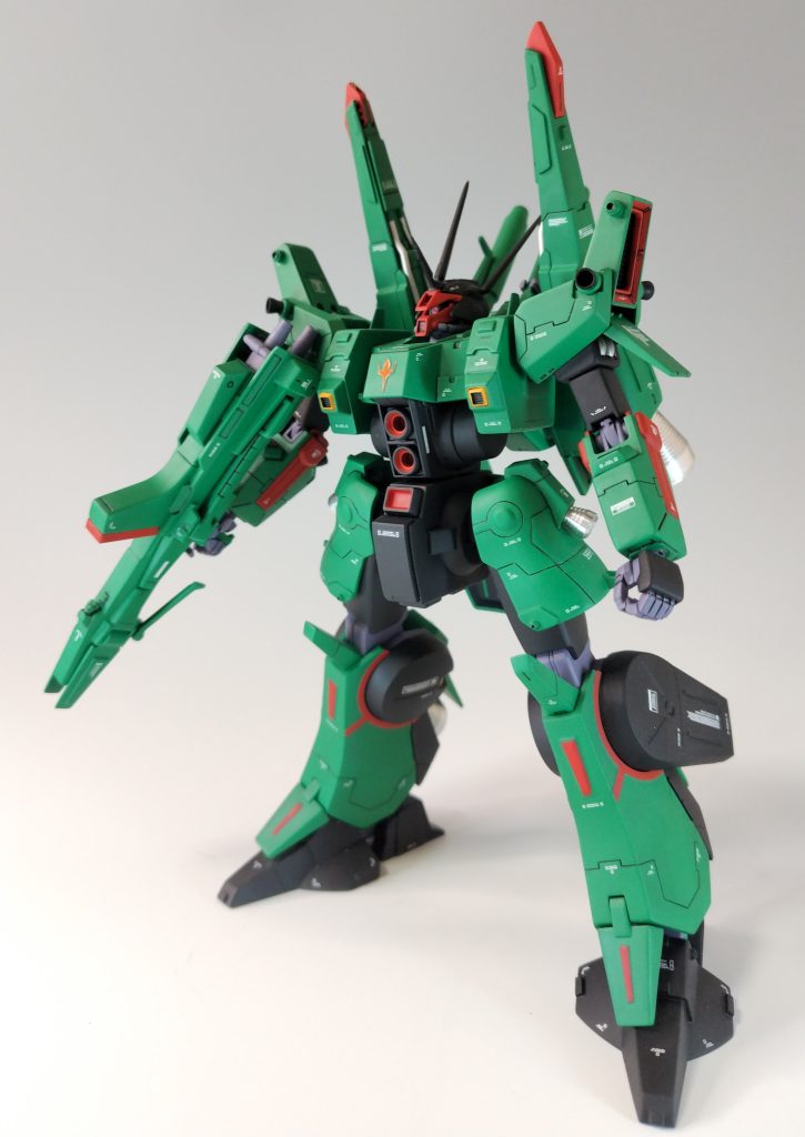 緑+黒、そして赤という、ガンダムでは、あまり見ないカラーリング。各所にスジ彫り+ディティールアップパーツ追加、バーニア類を金属パーツに置き換えています。