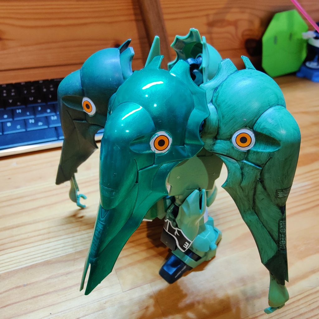 塗装プランを考えるために、そこら辺に転がってたSDクシャトリヤさんのバインダーで3パターンのテストをしました。どれも良かったんですが長男・次男と協議の結果、テカテカ仕様のテカトリアとなりました。