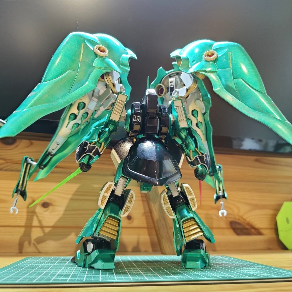 バックショット、デカールは控えめ。リペア前ですがネェルアーガマと袖付きのダブルネームで貼ってみました。黒に見える部分は、リアルタッチマーカー(グリーン1)を重ね塗りしていて、肉眼で見れば濃い緑色。めちゃめちゃ良い色です。