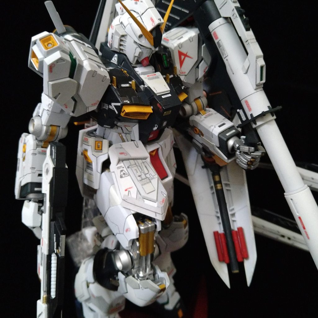  胸部を中心にプラ板を貼り付けて凹凸を増やし、情報量を底上げしています。実は子供の頃から数えて10年くらいガンプラを作ってるのですが、初めてプラ板工作をしました。