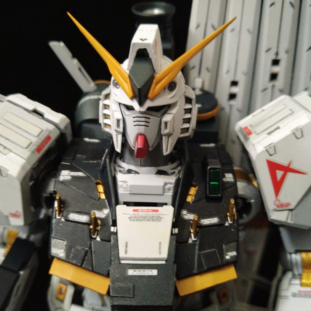 顔のアップです。アップにすると少しデカールのテカリが目立ちますね…あとでつや消しを追加することとします。劇中の描写だと胸部のダクトはMGのものよりもう少し下向きで奥行きがあるように感じていました。今回はひさしのような形状を追加することで奥行きを表現することにしました。