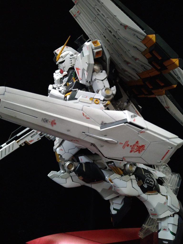 後述するファンネルの強化パーツによって角度をつけたポーズにしてもファンネルが重力で垂れなくなりました。以前作成したRGでの反省点でした。