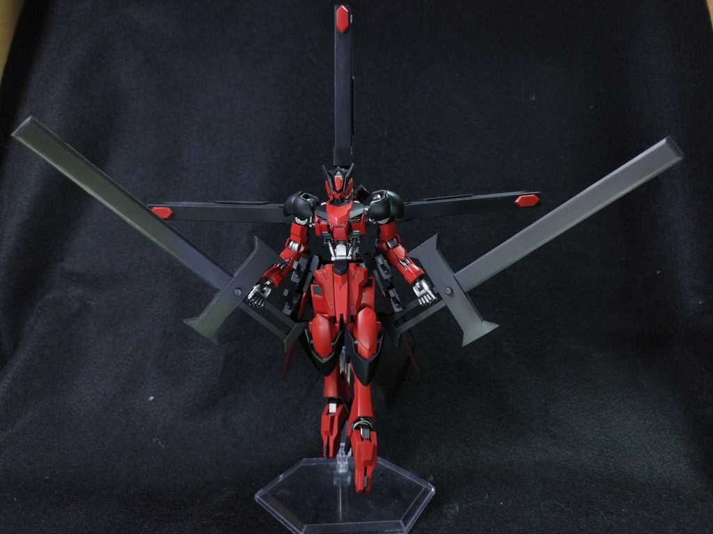 悪役機コンテストに参加するにあたって、バックパックとクロスソードで三つの十字架を表現しています。十字架というと、キリストのイメージが強く「悪」というイメージは薄いかもしれませんが、元々は罪人を裁くための処刑用具なので十字架に架けられた「悪」ということです。