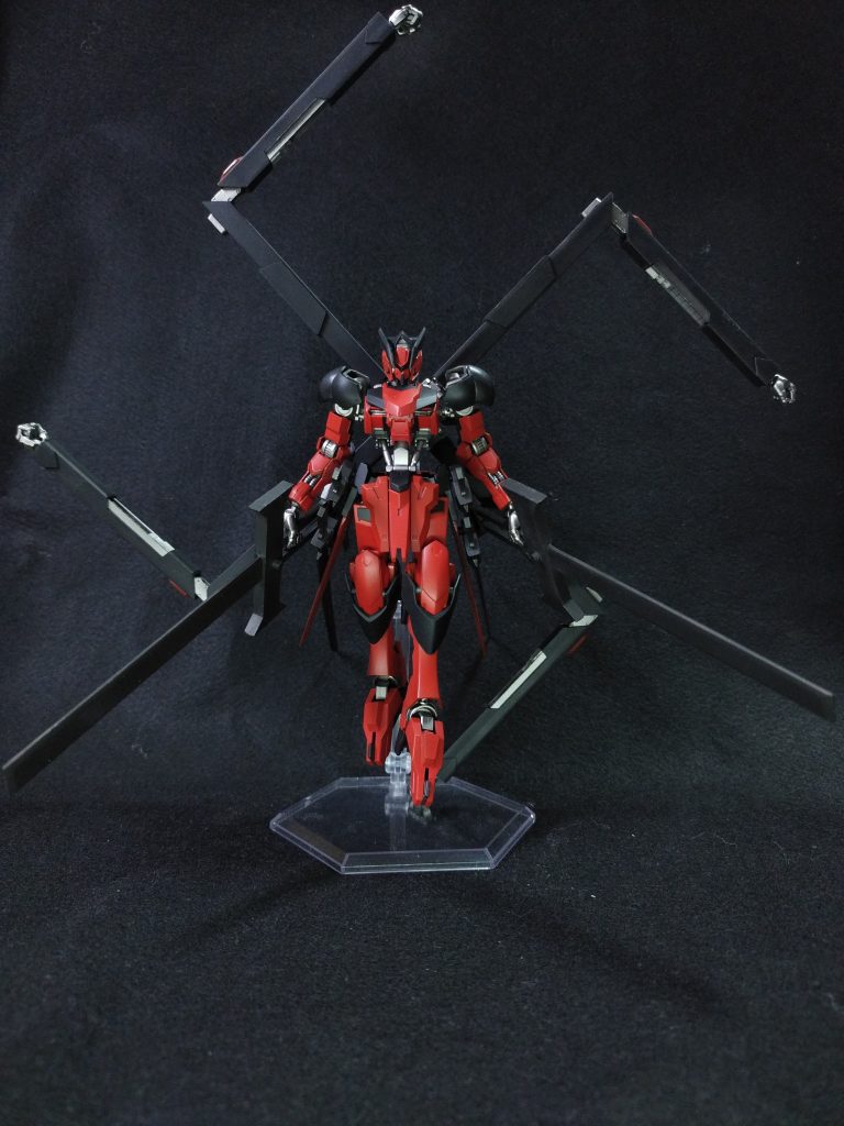 悪役機コンテストの最大のテーマが「歴史に名を刻む最も悪辣で凶悪な悪役機」ということなので、歴史上最悪の悪として名を残すナチスを、展開したサブアームでナチスの象徴である鍵十字を形取り表現してみました。ただ、私自身ナチスを称賛する訳でもないし、ナチスに関することは非常にデリケートな話題なので不快に感じる方がいらっしゃいましたらこの記述は削除します。