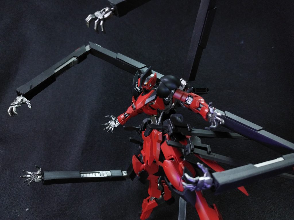 バックパックは展開して四本のサブアームになります。サブアームなのにメインアームよりもデカイ、あるあるだと思います。