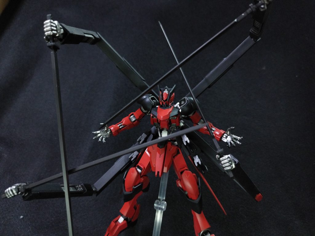 多腕の機体でやることといったらこれですよね。マルコシアスがアニメで動いているのを見たときに「私も六本腕を作るしかない」と思って製作しました。