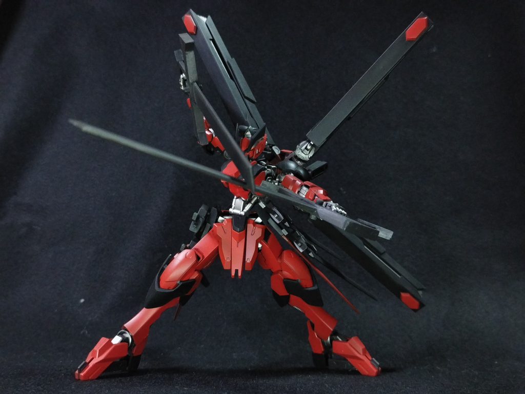 カラーリングはポケモンのイベルタルをイメージしました。角とかはまんまイベルタルです。