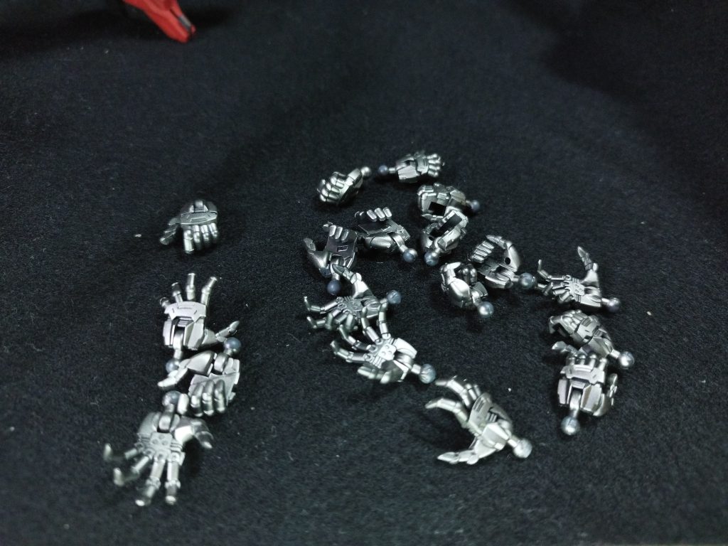 4×6で24個もハンドパーツがあります。コトブキヤの丸指ハンドネオ(定価900円)を三つ使ったのでハンドパーツが一番お金がかかりました。