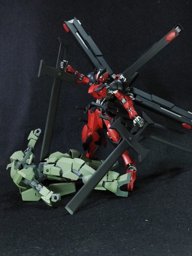 私の妄想の中ではこのガンダムは厄災戦で失われているのですが、調度良いやられ役だったのでグレイズには犠牲になってもらいました。