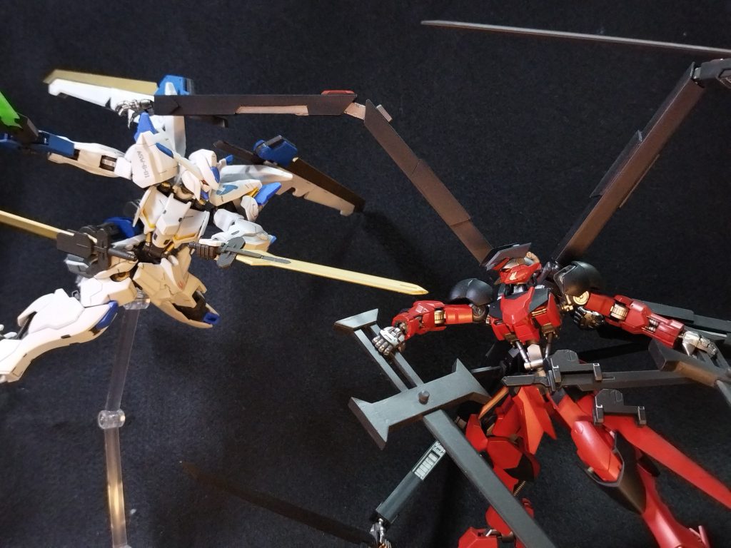 カラーリング的に対になるバエルセブンソードとhttps://gumpla.jp/hg/1468732