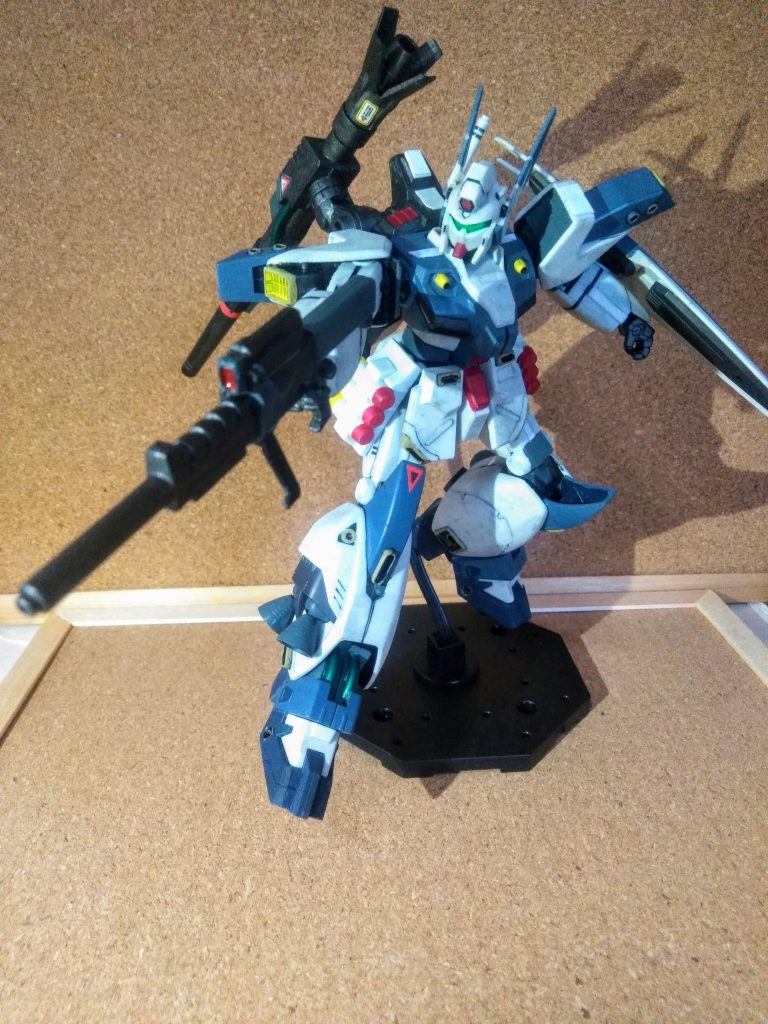 しかし、このデザイン🤔            ドッカの主役機体としても通用するのでは無いでしょうか❓                 「UP主」の「劇中でのヘビーガン」の印象は           「白ばっかのMSが一人イキンでバグの餌食に😭」という何だかパッとしない思い出が      真っ先にあがります🧐             其れを踏まえるとこの状況は「かなりの出世」と成りますかね😋「ヘビーガン」と同型のビーム ライフルを装備です😁