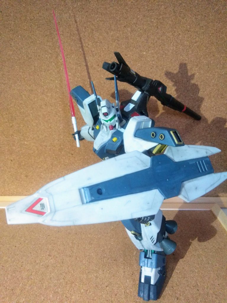 何時もの様に「ビーム サーベル & シールド」展開❗❗サーベルは「ランドセルに1本」装備されて います😔この辺は「往年のジム」を意識してですかね🤗          「物質的なシールドとC.Bのビームシールド」圧倒的な技術力差を観せつけるのに      「Nice😆👍✨」な演出ですよね😃